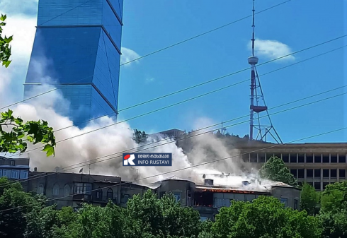 თბილისში რამდენიმე სახლს ცეცხლი უკიდია