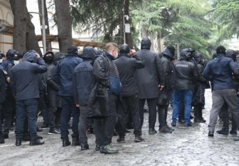 „ქართული ოცნების“ დეპუტატები პარლამენტში საპოლიციო ძალების დახმარებით შედიან