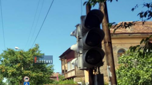 დაზიანებული შუქნიშნები ქუჩებში