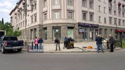 კოსტავას გამზირზე გაზონის ჯებირის შეკეთება მიმდინარეობს