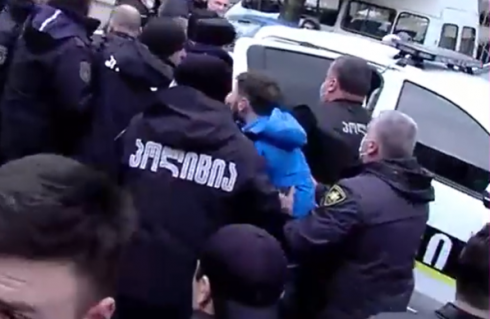 დაპირისპირება კონსერვატიული მოძრაობის ოფისთან