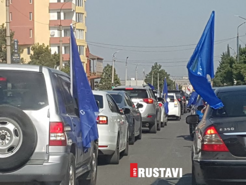 "ქართული ოცნების" საავტომობილო კოლონა რუსთავის ქუჩებში