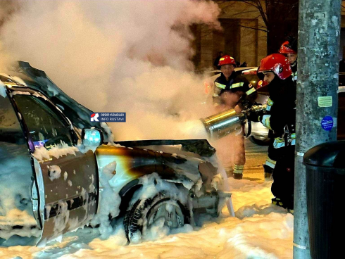ავტომობილს ცეცხლი გაუჩნდა და დაიწვა [photo]