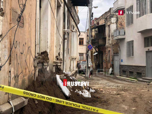 ნანგრევებში 3 მუშა მოჰყვა
