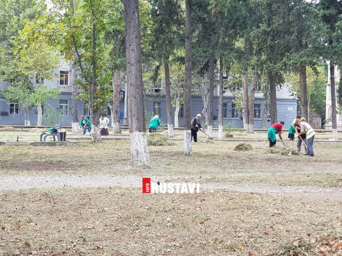 რუსთავში სკვერებს ასუფთავებენ