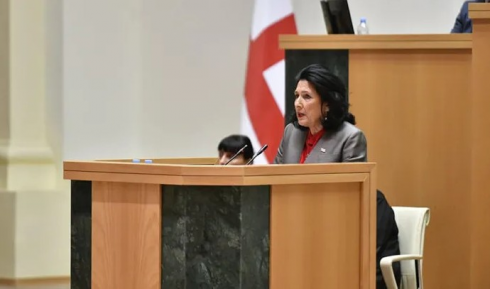 პრეზიდენტი პარლამენტში მოხსენებით გამოვიდა