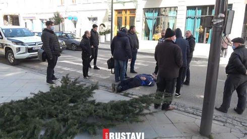 ძლიერი ქარის გამო ხიდან ტოტი მოტყდა და 4 კაცს დაეცა