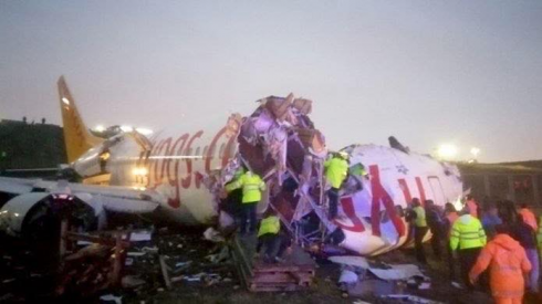 თურქეთში თვითმფრინავი სამ ნაწილად დაიშალა [video]