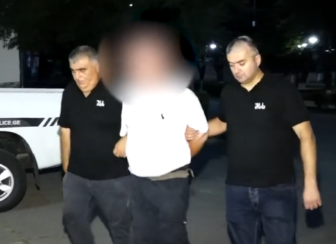 ბრალდებულმა ცივი იარაღის გამოყენებით ჭრილობები მიაყენა ნაცნობს