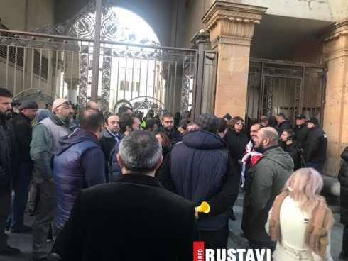 პარლამენტის ყველა შესასვლელი პიკეტირებულია