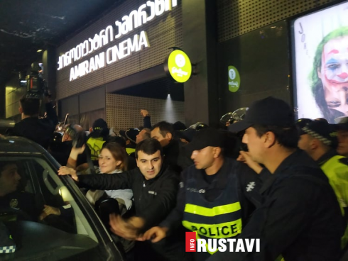 კამათი, შეურაცხყოფა და 20-მდე დაკავებული ადამიანი [video]