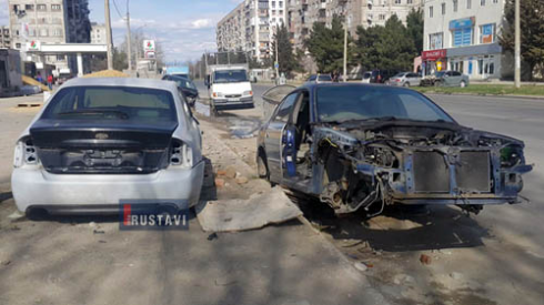 დაშლილი ავტომობილები და სამშენებლო ნარჩენები ქუჩაში