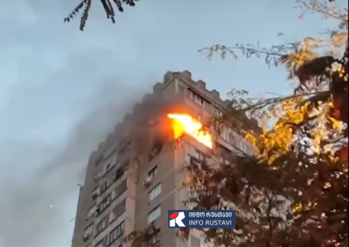 ნაძალადევის რაიონში ერთ-ერთ კორპუსში ბინა იწვის