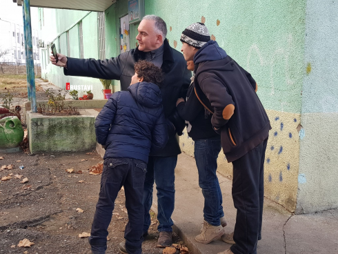 საჩუქარი მოხუცებს და ბავშვებს