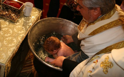 ნათლობის რიტუალის დროს 6 კვირის ჩვილი გარდაიცვალა