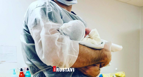 კოვიდინფიცირებული ქალი ტყუპების დედა გახდა