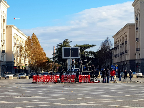 რუსთავში მთავარი საახალწლო ნაძვის ხის აწყობა დაიწყო