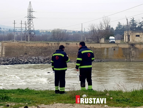 რუსთავში, მტკვარში მამაკაცს ეძებენ