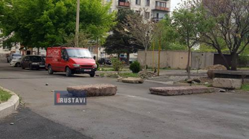 ხელოვნური ბარიერები ეზოებში