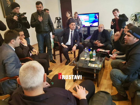 ხმაური მარნეულის მერიაში