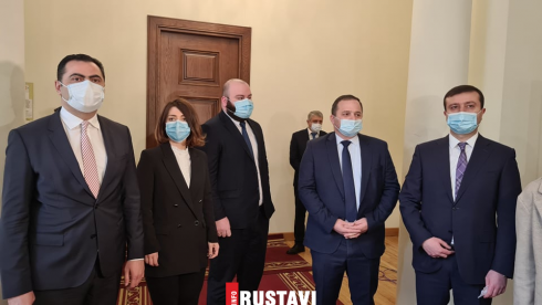 დეპუტატებმა "ქართული ოცნება" დატოვეს