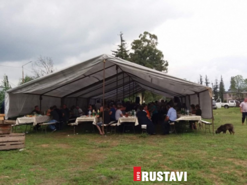 ტრაპეზი ტაძრის ეზოში