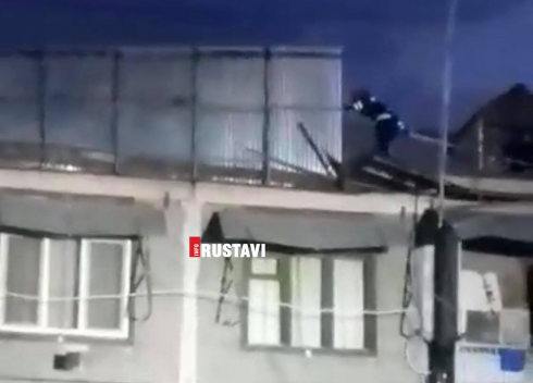 რუსთავში ქარმა საცხოვრებელ სახლს სახურავი ახადა