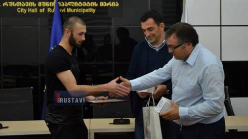 მერმა და მოჟორიტარმა დეპუტატმა ლაშა გურული დაასაჩუქრეს
