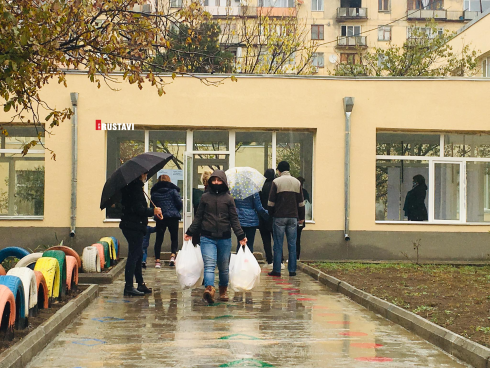 რუსთავში ბაღის აღსაზრდელებს პროდუქტებს ურიგებენ [photo]
