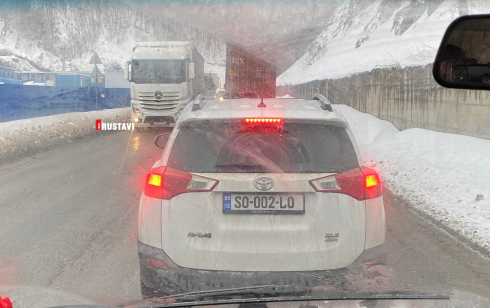 რამდენიმე საათიანი საცობი რიკოთის უღელტეხილზე