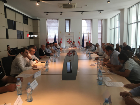 გუბერნატორი მერებს შეხვდა