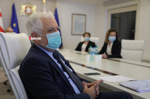 ამირან გამყრელიძე მოსასხლეობას მიმართავს