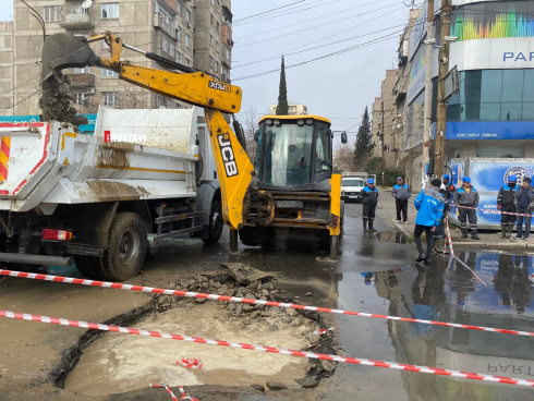 რუსთავში მიწიდან წყალმა ამოხეთქა [photo]