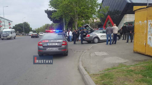 ავტომობილი ბორდიულზე ავარდა და მემორიალურ დაფას დაეჯახა (ვიდეო)