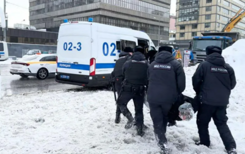 რუსეთში ნავალნის ხსოვნისადმი მიძღვნილ აქციებზე 400-ზე მეტი ადამიანი დააკავეს