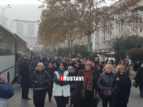მოქალაქეების ნაწილი თავისუფლების მოედანს ტოვებს