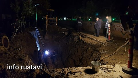 წყლის დაზიანებული მილის შეკეთება ჯერ არ დასრულებულა.