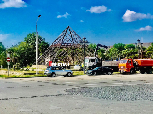 რუსთავის პირამიდას აუქციონზე გასატანად ამზადებენ