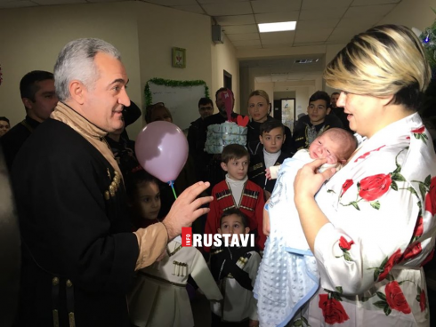 რუსთაველმა ჩოხოსნებმა ახალშობილები დაასაჩუქრეს [photo]