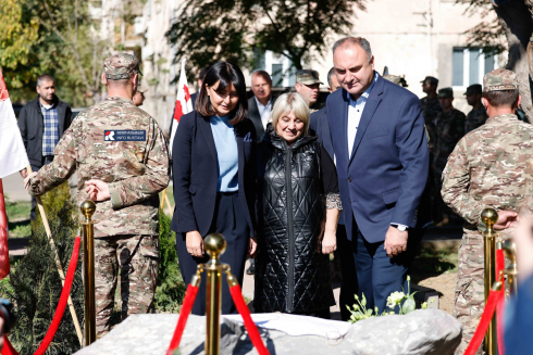 რუსთავში, სამშვიდობო მისიის დროს დაღუპული რუსთაველი ჯარისკაცის- მიხეილ ნარინდოშვილის მემორიალი გაიხსნა