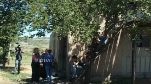 მამაკაცმა შვილი, რძალი და ორი მეზობელი მოკლა