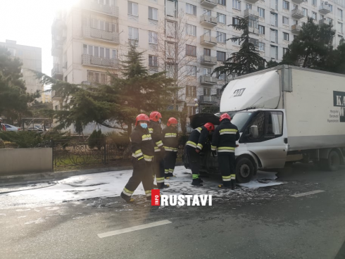 რუსთავში სატვირთო ავტომობილს ცეცხლი გაუჩნდა [photo]