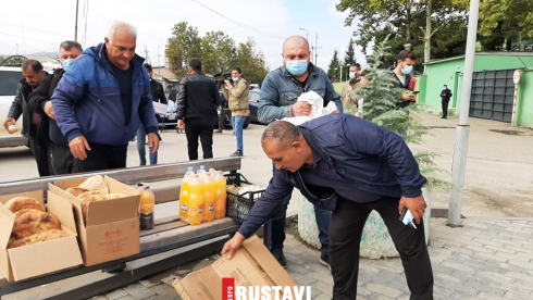 ცხვარი, ხილი, ტკბილეული და რძე რუსთავის ციხესთან