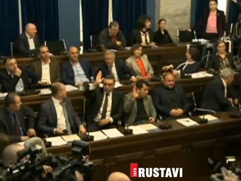 სხდომა ხმაურის ფონზე მიმდინარეობდა