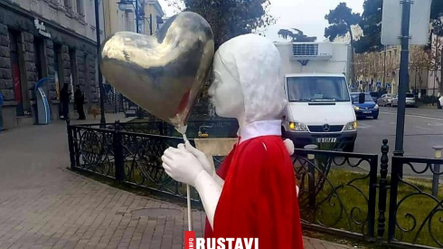 ვინ დააზიანა სკულპტურა