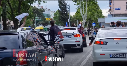 ბოლო ზარის კოლონას წინ პოლიციის ეკიპაჟი ჩაუდგება