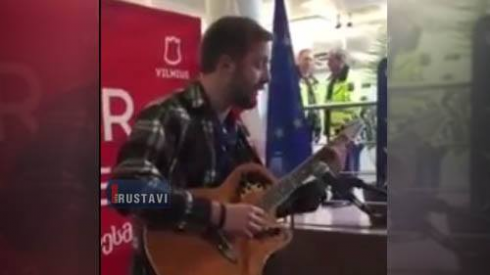 იოანე არაბულის სიმღერა ვილნიუსის აეროპორტში (ვიდეო).