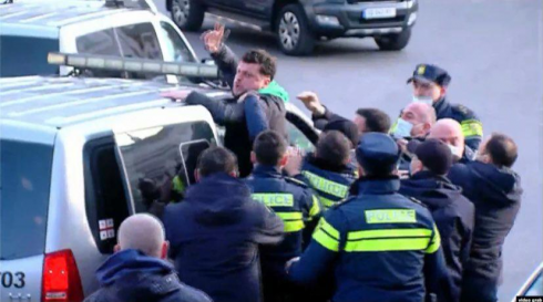 ხმაური და დაპირისპირება მთავრობის ადმინისტრაციასთან