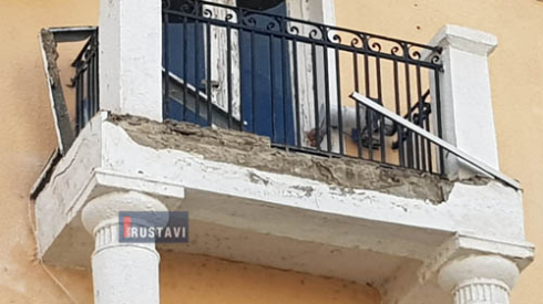 აივანების ნაწილი ჩამოინგრა [photo]