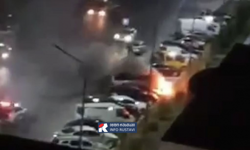 რუსთავში ავტომობილს ცეცხლი გაუჩნდა და დაიწვა